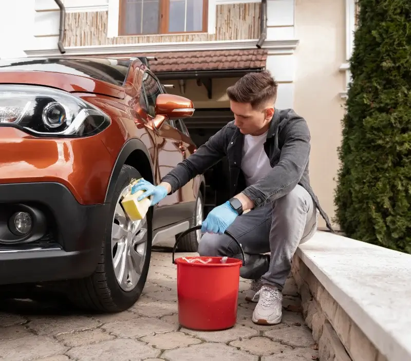 Lavage auto à domicile Baslieux-lès-Fismes : professionnel intervenant sur un véhicule